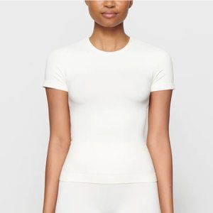SKIMS soft smoothing seamless t-shirt, white size small
